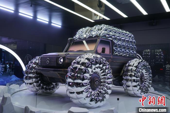 圖為梅賽德斯-奔馳和時尚品牌盟可睞(Moncler)共同設(shè)計的“Project MONDO G”?！⑿?攝