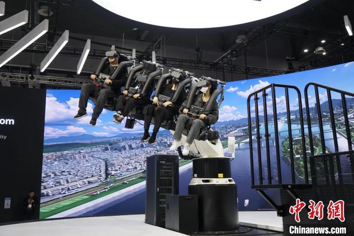 圖為觀眾在展會模擬體驗未來城市空中移動出行方式?！⑿?攝