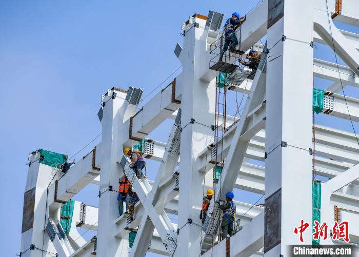 圖為海南商業(yè)航天發(fā)射場1號工位建設(shè)現(xiàn)場，工人正緊鑼密鼓施工?！●樤骑w 攝