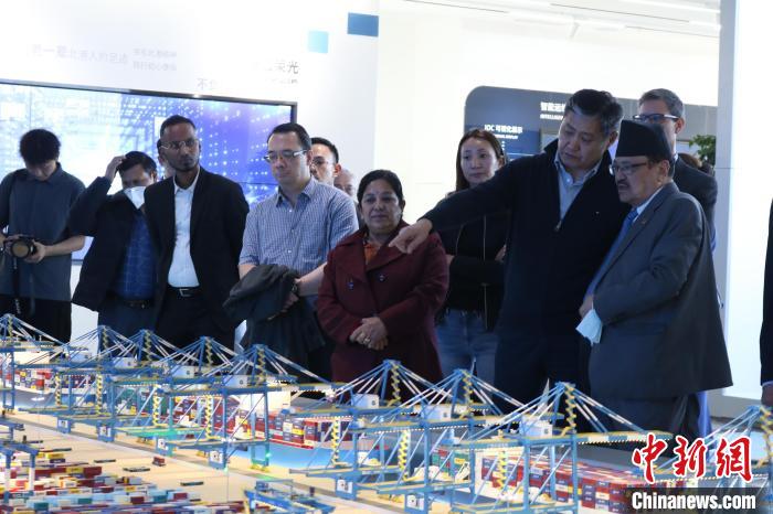 駐華使節(jié)和外交官參訪北部灣港智慧港口創(chuàng)新中心?！￡惽锵?攝