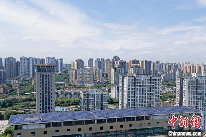 圖為輝騰能源在重慶市九龍坡區(qū)留學(xué)生創(chuàng)業(yè)園屋頂建設(shè)的光伏發(fā)電示范項目?！∈茉L企業(yè)供圖