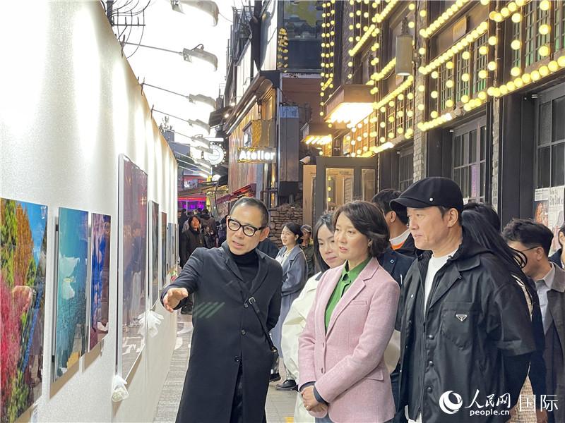 韓國(guó)中小風(fēng)險(xiǎn)企業(yè)部長(zhǎng)官李永參觀梨泰院街頭藝術(shù)展。實(shí)習(xí)生 許鵬飛攝