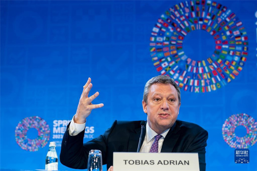 4月11日，在美國華盛頓，IMF貨幣與資本市場部主任托比亞斯·阿德里安出席記者會。新華社記者 劉杰 攝