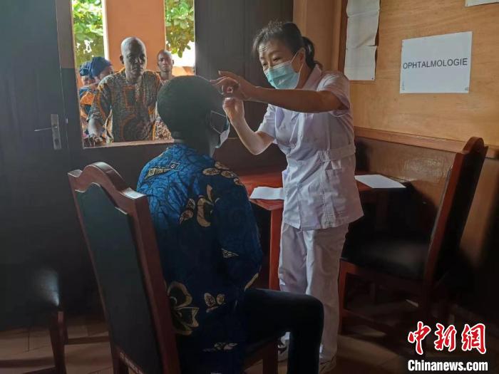 義診現(xiàn)場?！≈袊?寧夏)第26批援貝寧醫(yī)療隊 供圖