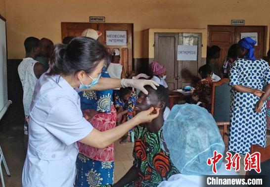 義診現(xiàn)場。　中國(寧夏)第26批援貝寧醫(yī)療隊 供圖