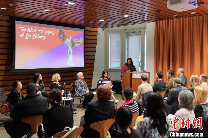 4月11日，紐約市立大學麥考利榮譽學院院長達拉·伯恩主持劉士銘雕塑作品《想飛的人》收藏揭幕儀式。　劉士銘藝術(shù)基金會 供圖