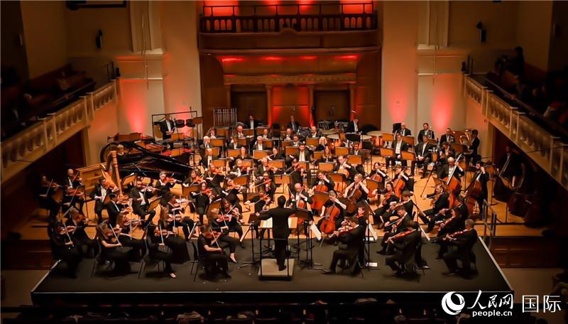 “東西之間”交響音樂會在倫敦舉辦。人民網(wǎng) 郭錦標攝