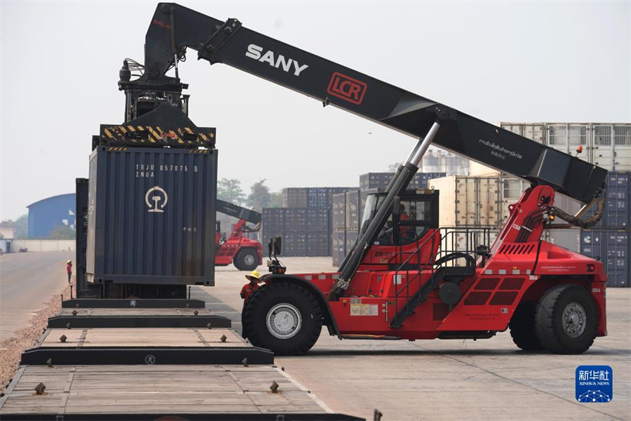 4月15日，老中鐵路有限公司的工人在老撾萬象南站裝載貨物。萬象南站是中老鐵路老撾段主要貨運站，靠近老撾與泰國邊境。因其獨特的地理位置和物流轉(zhuǎn)運配送區(qū)位優(yōu)勢，萬象南站成為中老泰等國貨物中轉(zhuǎn)的“旱碼頭”。新華社記者 邢廣利 攝