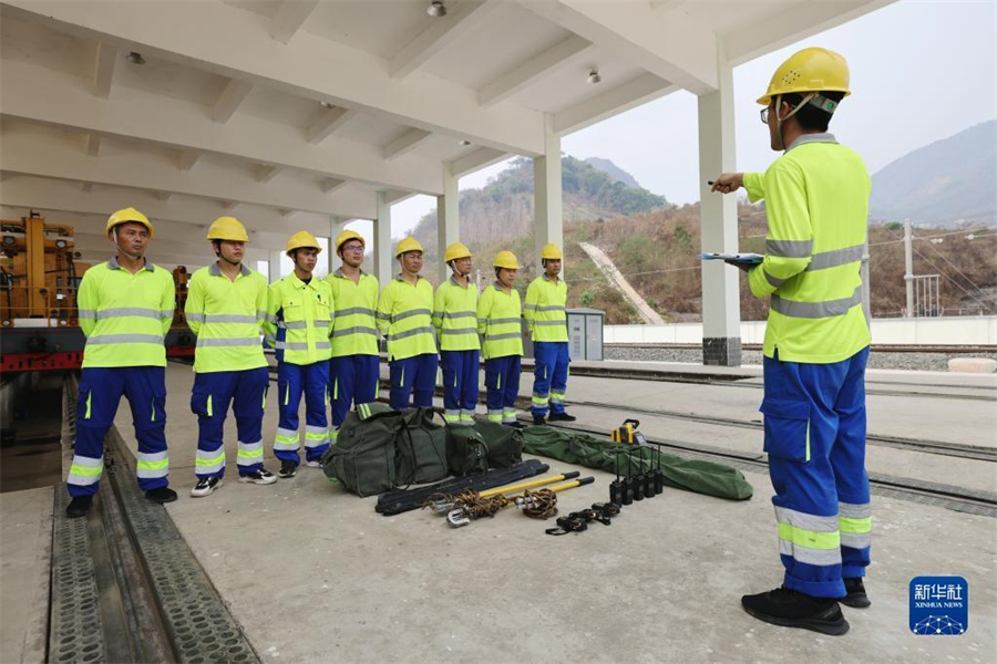 4月17日，瑯勃拉邦維保管理中心的工人在老撾瑯勃拉邦站附近進(jìn)行接觸網(wǎng)維修保養(yǎng)演練?，槻罹S保管理中心由中國鐵路昆明局集團(tuán)公司普洱基礎(chǔ)設(shè)施段按異地車間管理，根據(jù)昆明鐵路局與老中鐵路有限公司簽訂的中老鐵路固定設(shè)備維管合同，負(fù)責(zé)老撾境內(nèi)磨丁至萬象南段工務(wù)、供電、信號等固定設(shè)備養(yǎng)護(hù)維修及管理工作。新華社記者 邢廣利 攝