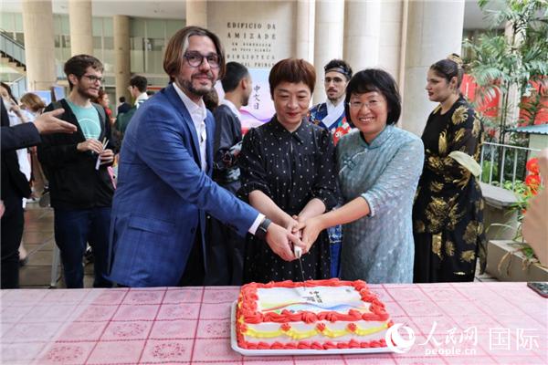 活動現(xiàn)場，田敏總領(lǐng)事與里約天主教大學(xué)孔子學(xué)院中外方院長共同切蛋糕祝賀中文日活動成功舉辦。人民網(wǎng)記者時元皓 攝