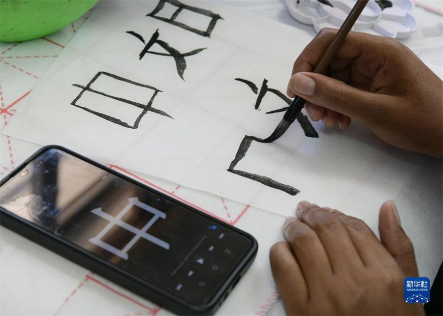 4月18日，肯尼亞學(xué)生在內(nèi)羅畢大學(xué)孔子學(xué)院舉辦的活動(dòng)上寫(xiě)毛筆字?？夏醽唭?nèi)羅畢大學(xué)孔子學(xué)院18日舉辦“中文，增進(jìn)文明對(duì)話”主題活動(dòng)，慶祝即將到來(lái)的第14個(gè)聯(lián)合國(guó)中文日。肯尼亞學(xué)生參與互動(dòng)，進(jìn)行書(shū)法、剪紙、唱中文歌等活動(dòng)。新華社記者 韓旭 攝