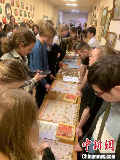 4月21日，莫斯科國立語言大學(xué)孔子學(xué)院附屬中學(xué)舉辦“國際中文日”活動，學(xué)生們學(xué)習(xí)中國象棋?！∧箍茋⒄Z言大學(xué)孔子學(xué)院 供圖