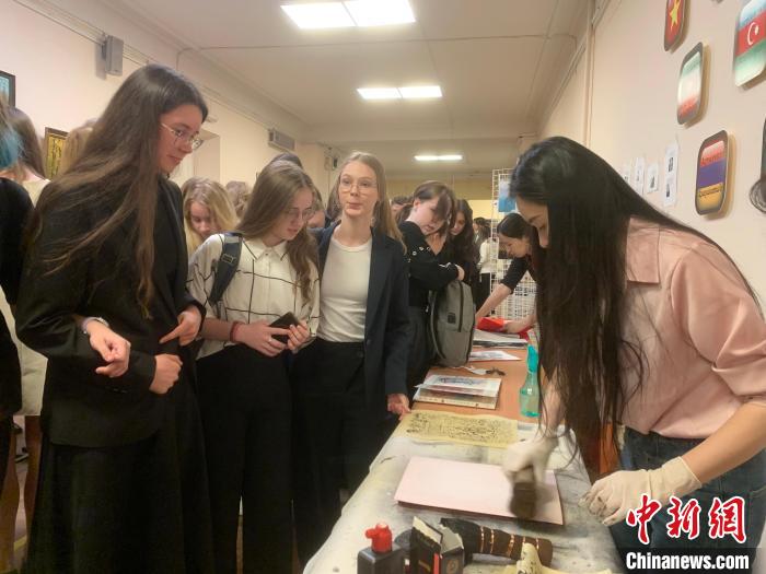4月21日，莫斯科國立語言大學(xué)孔子學(xué)院附屬中學(xué)舉辦“國際中文日”活動，學(xué)生們體驗雕版印刷?！∧箍茋⒄Z言大學(xué)孔子學(xué)院 供圖