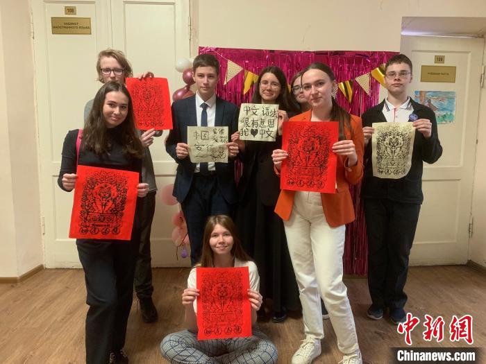 4月21日，莫斯科國立語言大學(xué)孔子學(xué)院附屬中學(xué)舉辦“國際中文日”活動，學(xué)生們展示自己的學(xué)習(xí)成果?！∧箍茋⒄Z言大學(xué)孔子學(xué)院 供圖