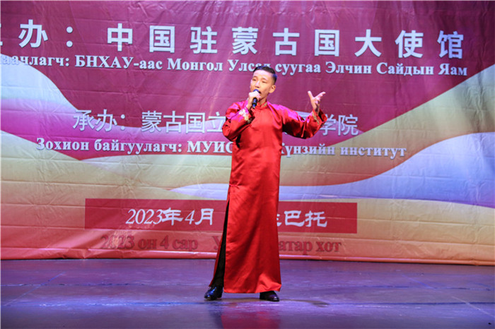 一等獎選手賀希格中學(xué)的包勒爾德表演貫口《玲瓏塔》。蒙古國立大學(xué)孔子學(xué)院供圖