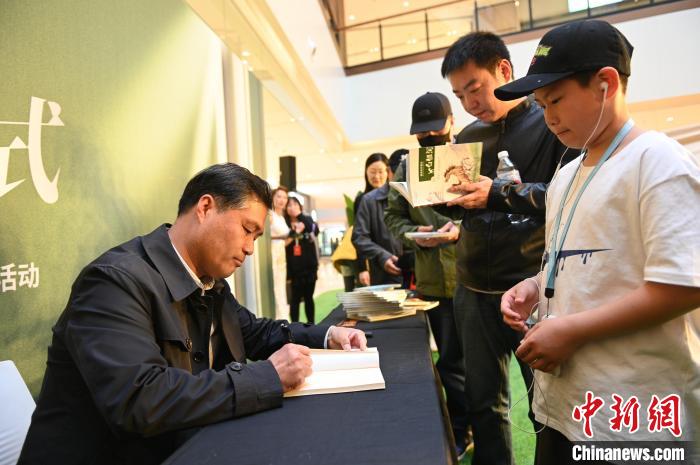 薛濤進行圖書簽售?！∮诤Ｑ?攝