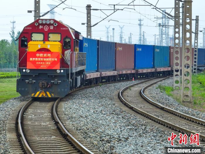 中歐班列長安號俄羅斯菜籽油回程石羊集團專列順利抵達西安國際港站?！∥靼矅H港務區(qū)供圖