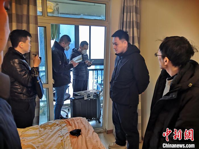 丹東市公安局民警抓捕犯罪嫌疑人，在其家中進行搜查?！〉|市公安局供圖