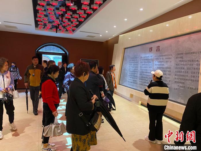 中共中央統(tǒng)戰(zhàn)部舊址里參觀者絡繹不絕?！±顣詡?攝