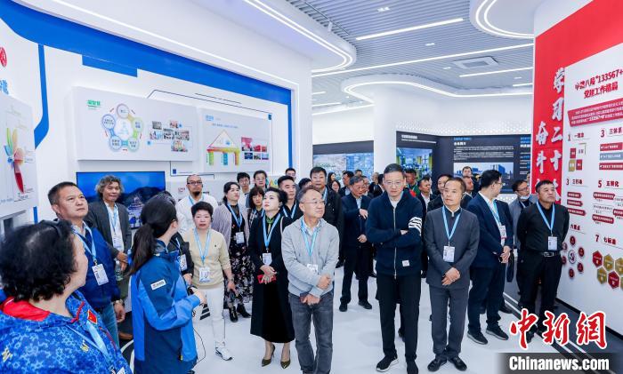 僑商、僑胞們考察金漪湖科創(chuàng)智造平臺重大基礎(chǔ)設(shè)施項目?！≈鬓k方供圖