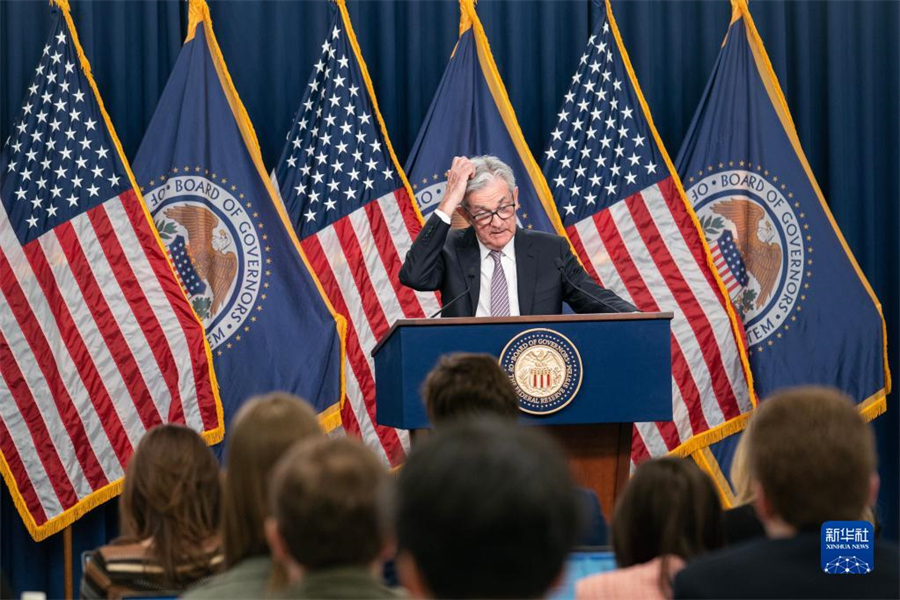 5月3日，美國(guó)聯(lián)邦儲(chǔ)備委員會(huì)主席鮑威爾在華盛頓出席新聞發(fā)布會(huì)。美國(guó)聯(lián)邦儲(chǔ)備委員會(huì)3日結(jié)束為期兩天的貨幣政策會(huì)議，宣布再次將聯(lián)邦基金利率目標(biāo)區(qū)間上調(diào)25個(gè)基點(diǎn)到5%至5.25%之間。新華社記者劉杰攝