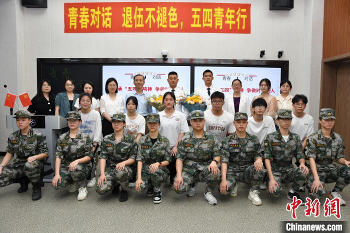 受邀功臣同師生代表合影。　漳州市退役軍人事務(wù)局供圖