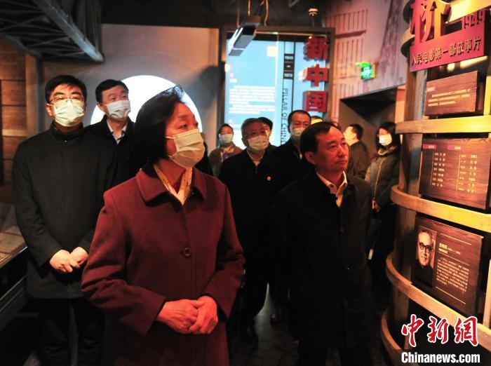 臺(tái)盟中央主席蘇輝近日率調(diào)研組赴吉林開展重點(diǎn)考察調(diào)研。圖為在長(zhǎng)影舊址博物館考察吉林特色文化產(chǎn)業(yè)發(fā)展。　高龍安 攝