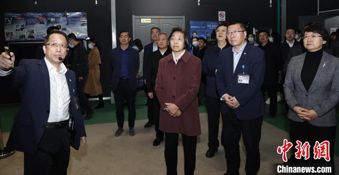 臺(tái)盟中央主席蘇輝近日率調(diào)研組赴吉林、遼寧開展重點(diǎn)考察調(diào)研。圖為在中航工業(yè)沈陽(yáng)飛機(jī)設(shè)計(jì)研究所調(diào)研?！∨_(tái)盟中央供圖