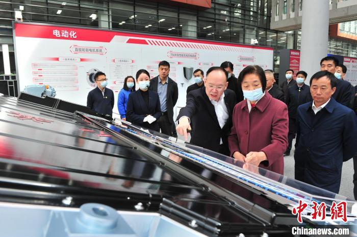 臺(tái)盟中央主席蘇輝近日率調(diào)研組赴吉林開展重點(diǎn)考察調(diào)研。圖為在中國(guó)第一汽車集團(tuán)有限公司調(diào)研?！「啐埌?攝