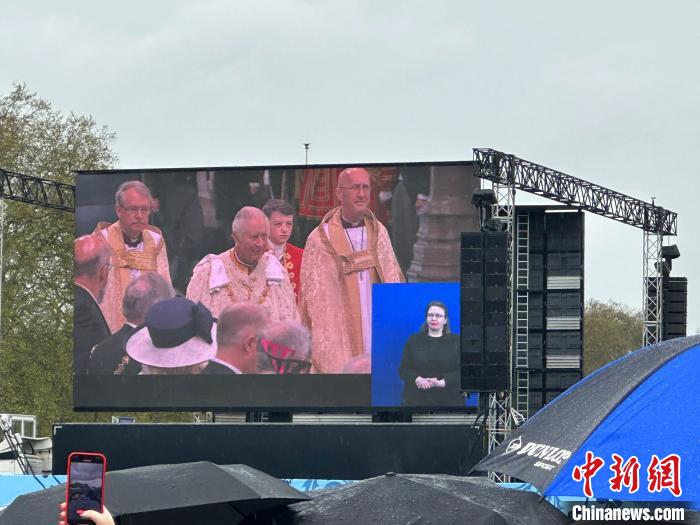 當(dāng)?shù)貢r(shí)間5月6日，英國(guó)國(guó)王查爾斯三世的加冕儀式舉行。民眾雨中觀看儀式?！W陽開宇 攝