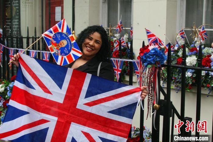 當(dāng)?shù)貢r(shí)間5月6日，英國(guó)國(guó)王查爾斯三世的加冕儀式舉行。圖為前往觀禮區(qū)的民眾?！埰?攝