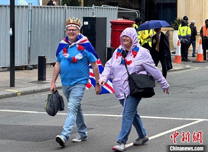 當(dāng)?shù)貢r(shí)間5月6日，英國(guó)國(guó)王查爾斯三世的加冕儀式舉行。圖為前往觀禮區(qū)的民眾?！W陽開宇 攝