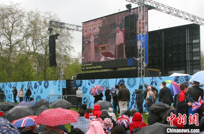 當(dāng)?shù)貢r(shí)間5月6日，英國(guó)國(guó)王查爾斯三世的加冕儀式舉行。民眾雨中觀看儀式?！W陽開宇 攝