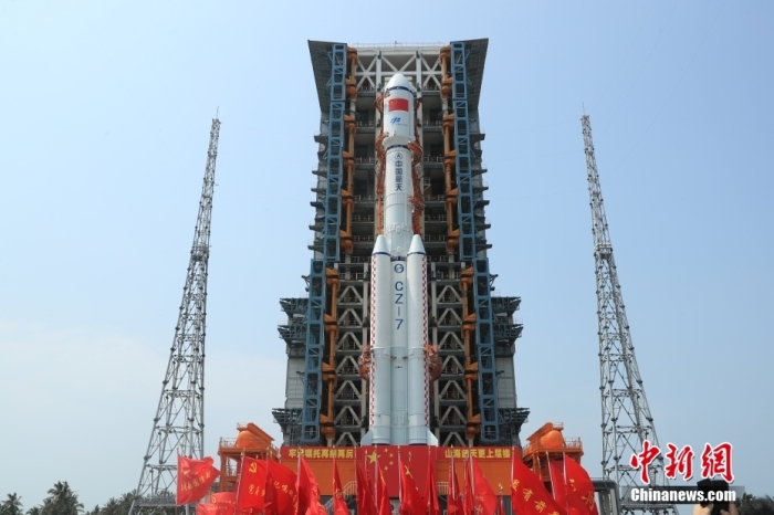 圖為轉(zhuǎn)運(yùn)現(xiàn)場(chǎng)。攝影 邱立軍 黃國(guó)暢