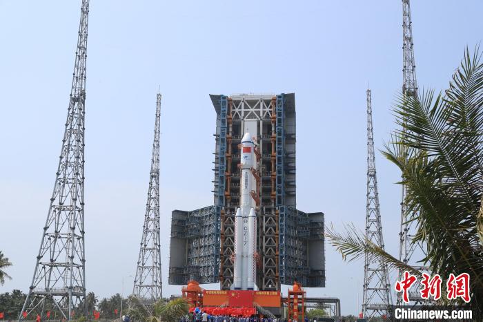 北京時(shí)間5月7日，天舟六號(hào)貨運(yùn)飛船與長(zhǎng)征七號(hào)遙七運(yùn)載火箭組合體垂直轉(zhuǎn)運(yùn)至發(fā)射區(qū)?！∏窳④?黃國(guó)暢 攝