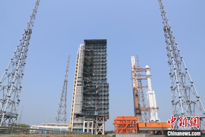 北京時(shí)間5月7日，天舟六號(hào)貨運(yùn)飛船與長(zhǎng)征七號(hào)遙七運(yùn)載火箭組合體垂直轉(zhuǎn)運(yùn)至發(fā)射區(qū)?！∏窳④?黃國(guó)暢 攝