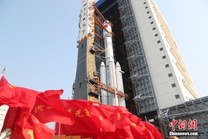 圖為轉(zhuǎn)運現(xiàn)場。攝影 邱立軍 黃國暢