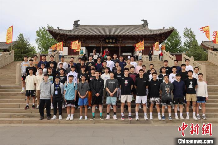 比賽結(jié)束后，兩岸學(xué)生參訪高平炎帝陵?！≈鬓k方供圖