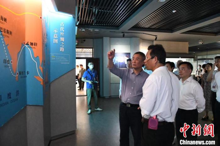 圖為蔡達(dá)峰一行在合浦漢代文化博物館考察?！×趾?攝