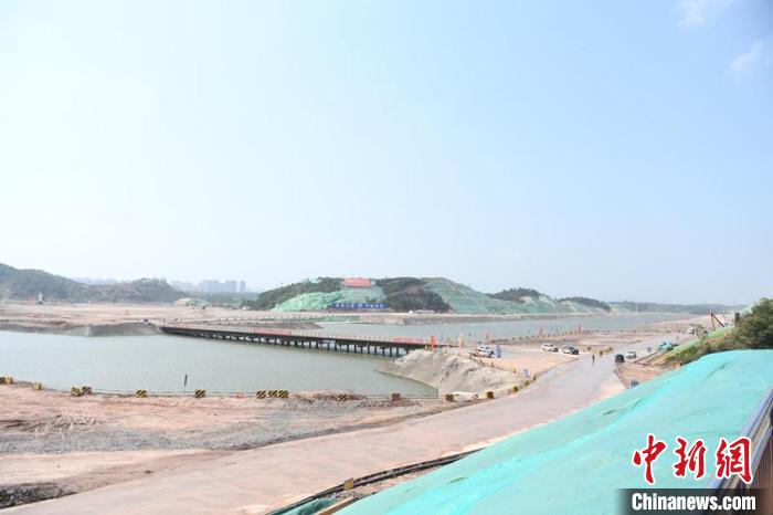 圖為平陸運(yùn)河青年樞紐工程項(xiàng)目現(xiàn)場?！×趾?攝