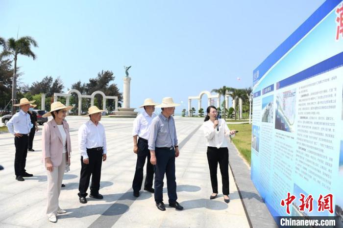 圖為蔡達(dá)峰一行了解北海銀灘景區(qū)改造提升工程情況?！×趾?攝