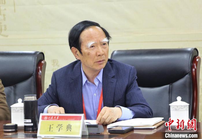 山東大學儒學高等研究院執(zhí)行院長、《文史哲》雜志主編王學典主持首場主題發(fā)言?！≮w曉 攝