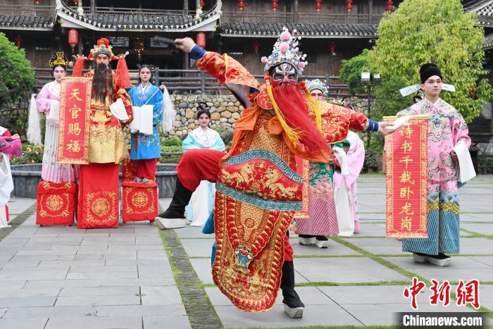 “00后”戲曲演員在楓香瑤寨表演溆浦辰河目連戲?！钊A峰 攝