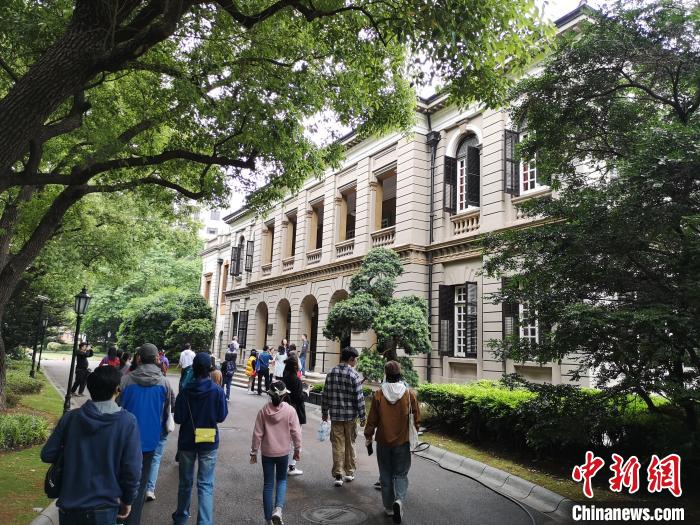 新階層人士參觀英國駐滬領事館?！》队畋?攝