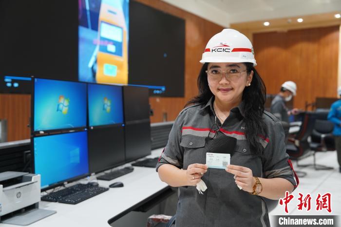 5月8日，客票系統(tǒng)負(fù)責(zé)人展示樣票。趙玅圓 攝