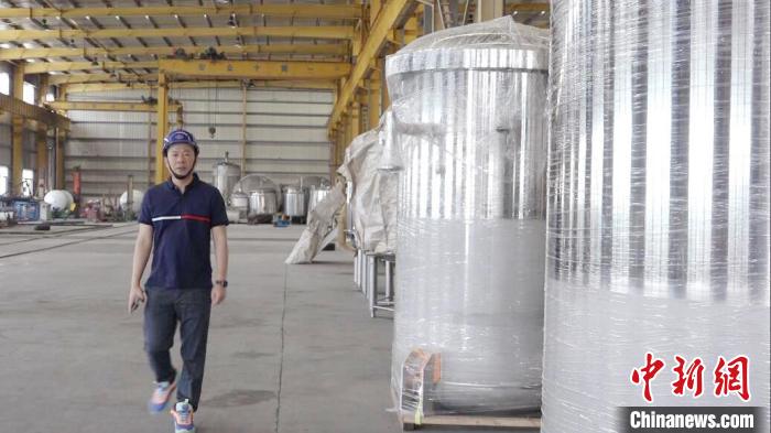 汪光典在不銹鋼罐體生產(chǎn)車間?！垈髅?攝