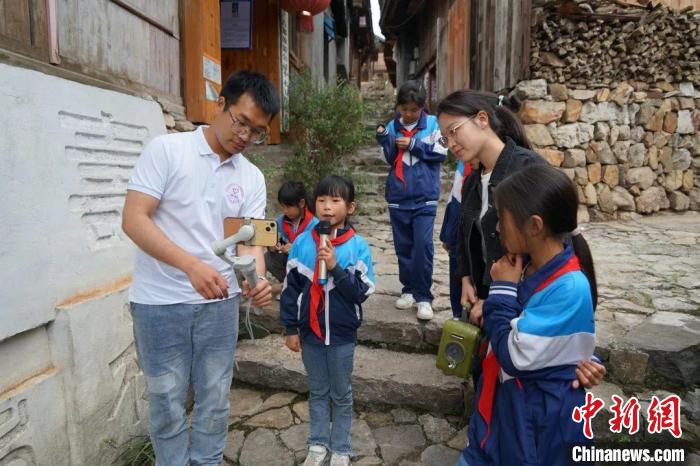 杜曉帆與該中心教師團(tuán)隊(duì)積極探索文化遺產(chǎn)方法論，深耕鄉(xiāng)村遺產(chǎn)領(lǐng)域。　復(fù)旦大學(xué)國土與文化資源研究中心供圖