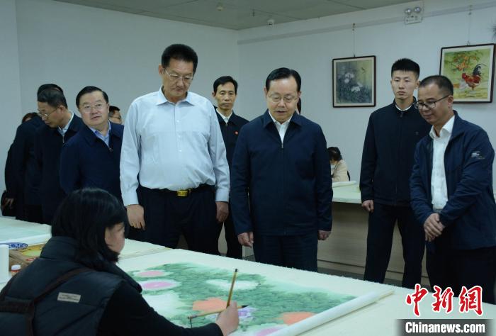 致公黨中央主席蔣作君近日率調(diào)研組赴山東開展重點(diǎn)考察調(diào)研。圖為在菏澤市巨野縣書畫院調(diào)研?！五?攝
