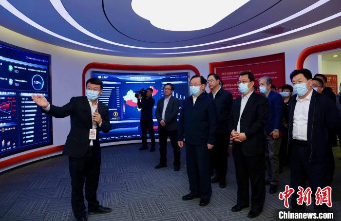 致公黨中央主席蔣作君率調(diào)研組赴天津開展重點(diǎn)考察調(diào)研。圖為在云賬戶共享經(jīng)濟(jì)信息咨詢有限公司調(diào)研?！⒖∩n 攝