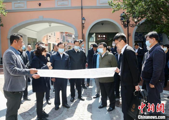 致公黨中央主席蔣作君近日率調(diào)研組赴天津開展重點(diǎn)考察調(diào)研。圖為在佛羅倫薩小鎮(zhèn)調(diào)研?！⒖∩n 攝